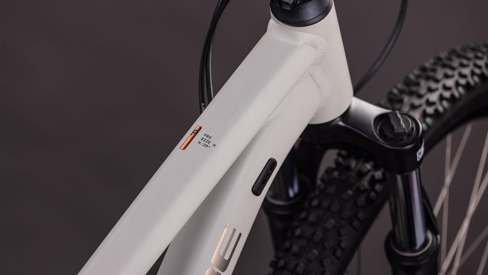 CUBE Aim Pro Greige & Titan 2026